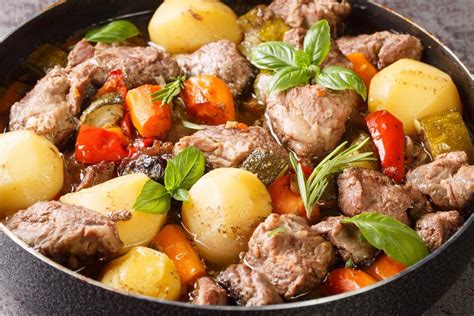 pripravljeno meso in narezana zelenjava v posodi pred peko