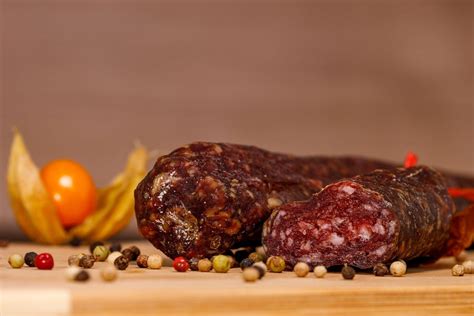 Diagram različnih kosov prašičjega mesa, ki prikazujejo slanino, špeh in lardo