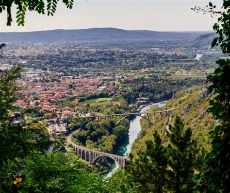 Zgodovinska ilustracija Maglaja ali panoramski pogled na reko Bosno z mostom