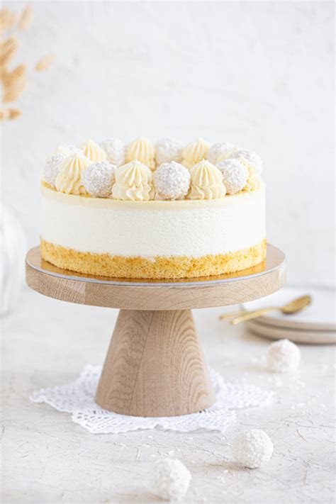 Zamrznjena torta premazana z belim ganachejem