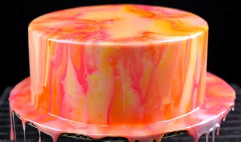 Torta z večbarvnim mirror glaze prelivom