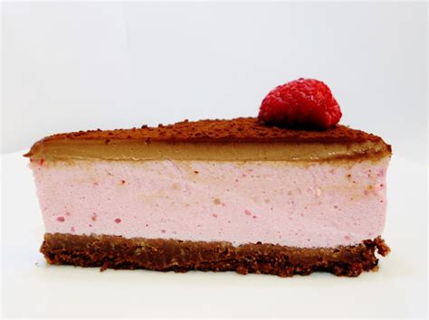 Tematska fotografija slastne torte brez pečenja z banano in piškoti
