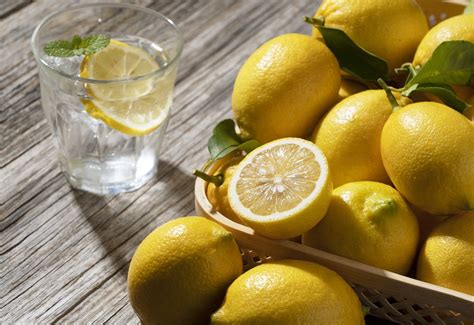 Tematska fotografija z limoncello in svežimi limonami