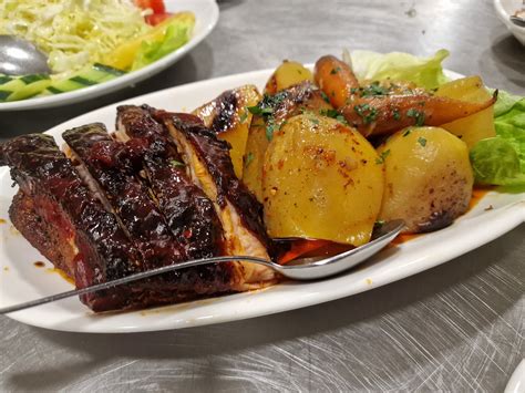 Pripravljeno svinjsko rebro z žara, okusno začinjeno.