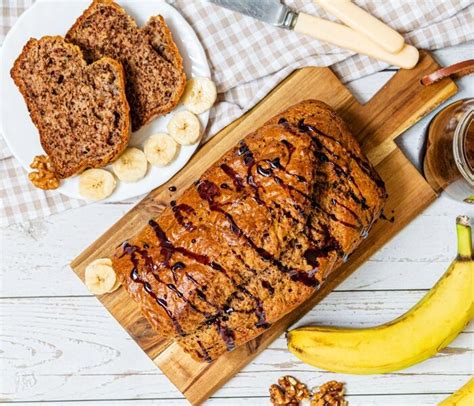 Preprost bananin kolač s sadnim pirejem
