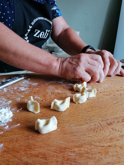 Fotografija idrijskih žlikrofov, postreženih z bakalco