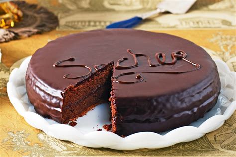 fotografija torte s popolno gladko in sijočo čokoladno glazuro