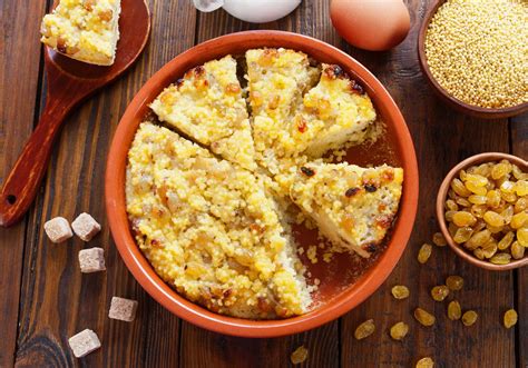 Skleda s proseno kašo, sadjem in oreščki za zajtrk