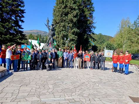 Tematska fotografija različnih vojaških menažk in terenskih kuhalnih setov
