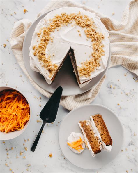 slika okusne korenčkove torte, okrašene z marcipanovimi korenčki