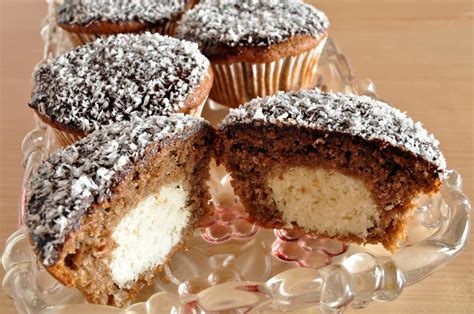 Tematska fotografija veganskih sladic, kot so torte in muffini