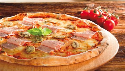 Sveže pečena pizza s šunko, sirom in gobami