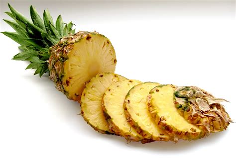Svež ananas, narezan na koščke, pripravljen za peko torte