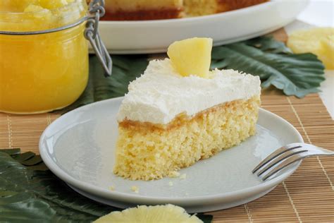 Shematski prikaz plasti torte Pina Colada: biskvit, krema in ananasov nadev