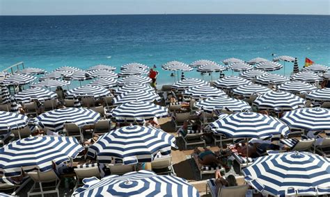 fotografija različnih piv in veselih ljudi v pivnici