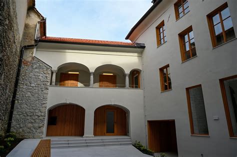 Zgodovinska stavba Hiše kulinarike in turizma na Glavnem trgu v Novem mestu