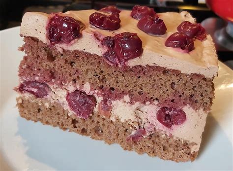 Tematsko fotografijo Schwarzwaldske torte, okrašene z višnjami, smetano in čokoladnimi ostružki