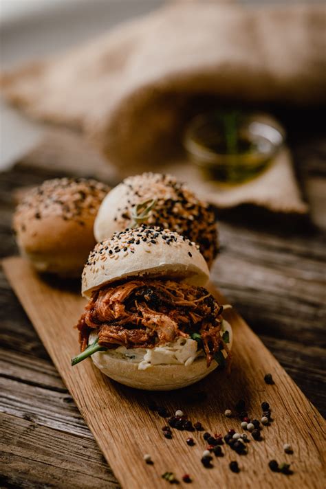 Tematska fotografija burgerja z natrgano svinjino