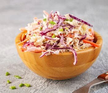 Skleda sveže pripravljene solate coleslaw