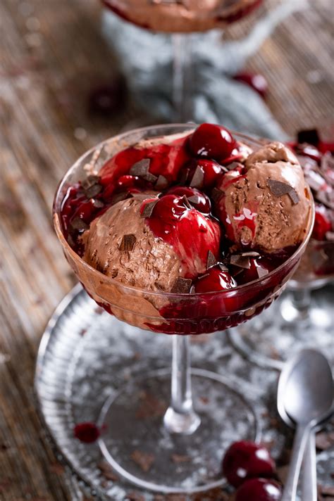 sladoled z vročim karamelnim prelivom in oreščki