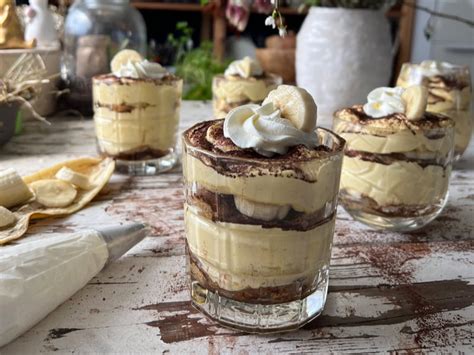 različne sladice s karamelnim prelivom v kozarcih