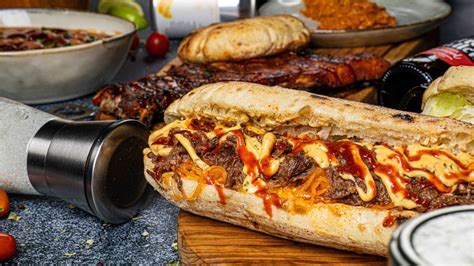 Fotografija gurmanskega burgerja iz BP Taste z razrezanim mesom in bogatimi dodatki