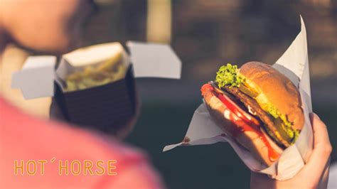 Prikaz burgerja s konjskim mesom in svežimi dodatki