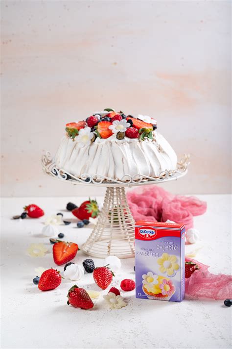 slika celotne torte z jagodičevjem in lešnikovim posipom