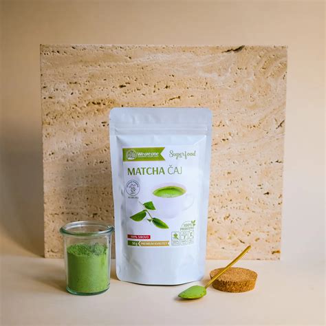 Matcha prah in pripravljen matcha čaj