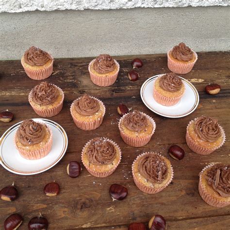 Pripravljeni kostanjevi kolački na krožniku.