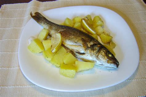 Tematska fotografija pečenega brancina s krompirjem in limono