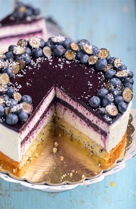 Fotografija borovničeve torte, okrašene s svežimi borovnicami in lističi mete