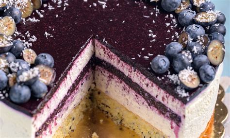Slika torte, okrašene s čokoladnimi ostružki, borovnicami in meto