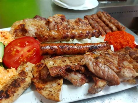 Zunanjost restavracije Žar Kordun Kamnik s poudarkom na žaru