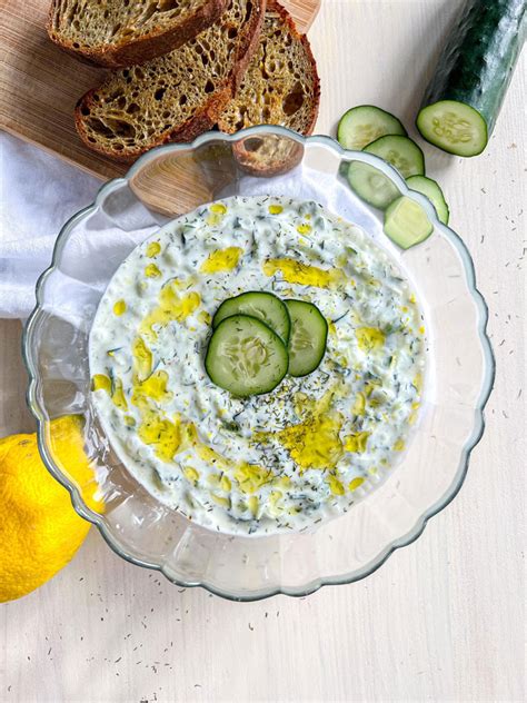Sestavine za tarator: kumare, jogurt, česen, koper, orehi, olje