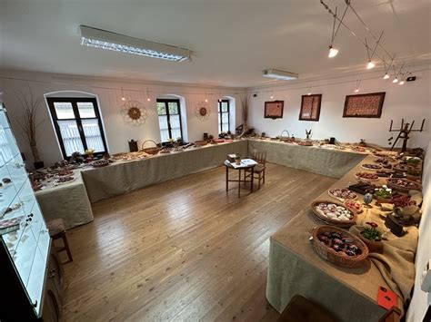 Tematska fotografija mize z raznovrstno slovensko hrano v Rogaški Slatini