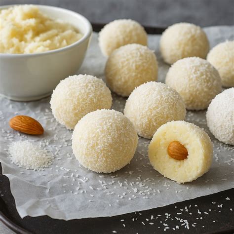Raffaello čokoladni bonbon, posut s kokosom in s celim mandljem v sredini