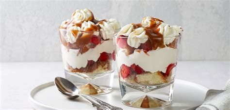 Prikaz treh Raffaello-inspiriranih sladic: domači bonboni, krema v kozarčkih in tiramisu