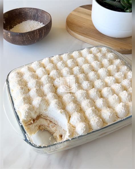 Raffaello Tiramisu, bel in kremast, okrašen s kokosom in mandlji