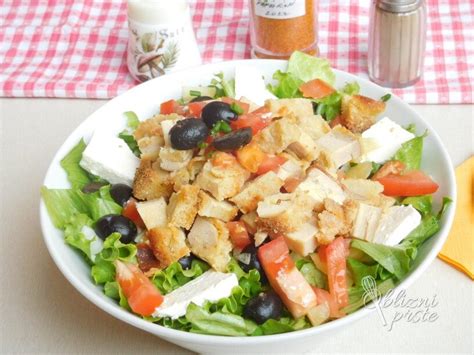 slika pečene slane pite s piščancem in Feta sirom, pripravljene v pekaču s snemljivim dnom