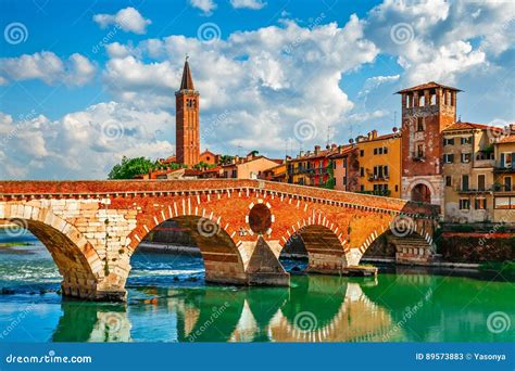 Panorama Verone s reko Adige in mostom Ponte Pietra