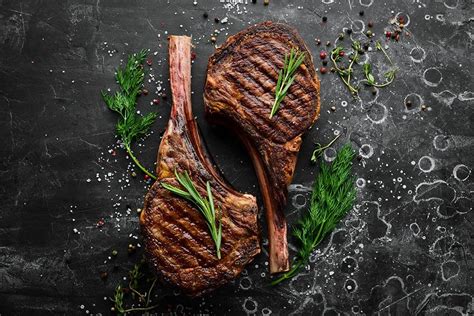 fotografija ribeye steaka in tomahawk steaka
