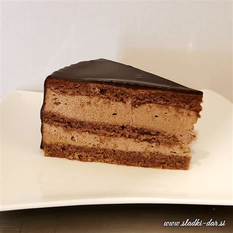 sestavljena torta z biskvitom, kremo in čokoladnim prelivom