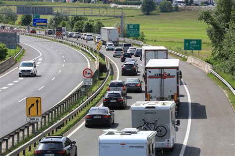 Tematska fotografija Letališke ceste z vidnimi poslovnimi objekti in prometom