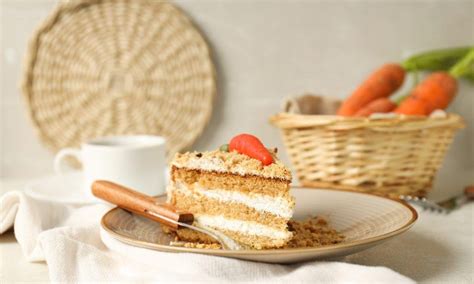 Fotografija: Korenčkova torta, okrašena s kremnim sirom in potresena s cimetom