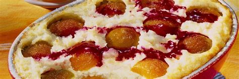 Pripravljen rižev narastek s češnjami, potresen s sladkorjem v prahu.