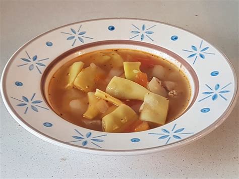 Fotografija sklede juhe s stročjim fižolom in cmočki
