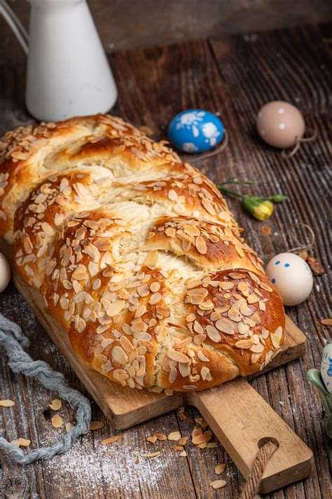 Gotov domači velikonočni kruh, posut s semeni