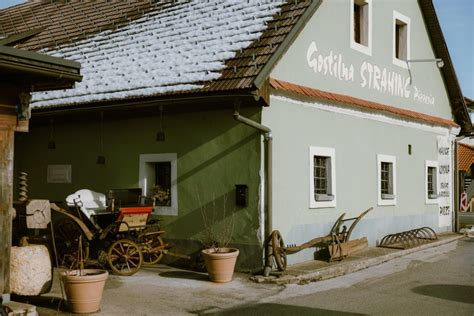 Zaposleni strežejo kosila v gostilni med dnevno gnečo
