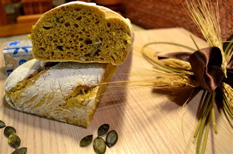 Fotografija veganskega korenčkovega peciva z ajdovo moko, prelit z belo kremo in pistacijami